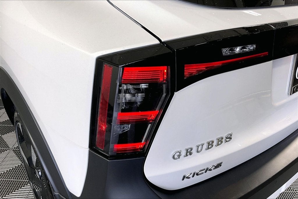 2025 Nissan Kicks SR