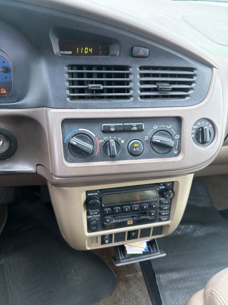 2003 Toyota Sienna LE