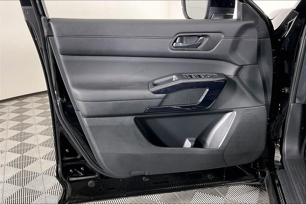 2025 Nissan Pathfinder S