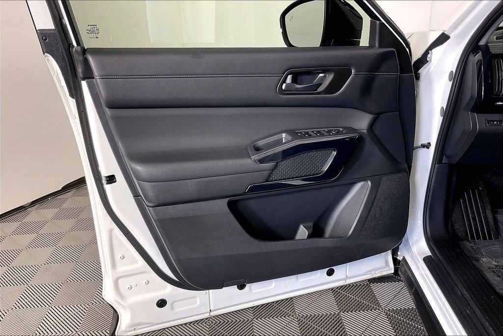 2025 Nissan Pathfinder S