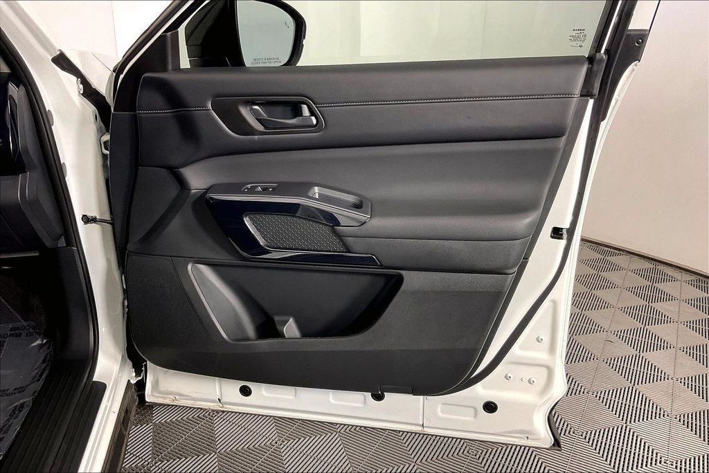 2025 Nissan Pathfinder S