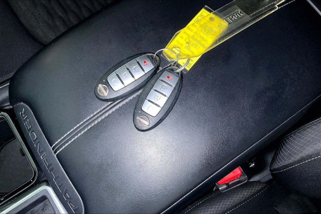 2022 Nissan Pathfinder SV