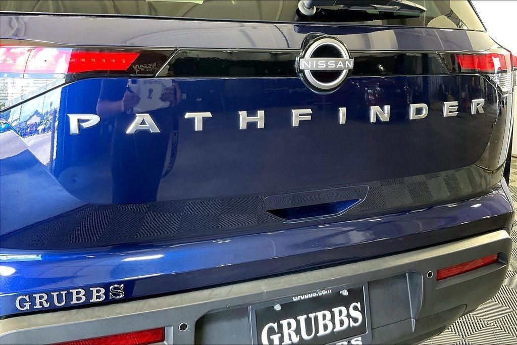 2025 Nissan Pathfinder SV