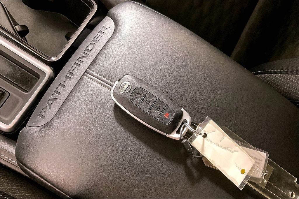 2024 Nissan Pathfinder SV