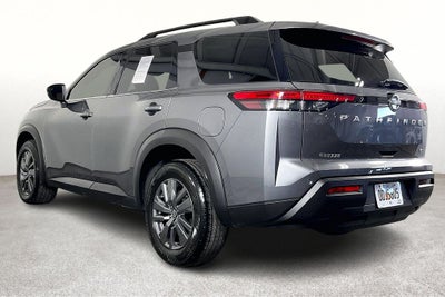2024 Nissan Pathfinder SV