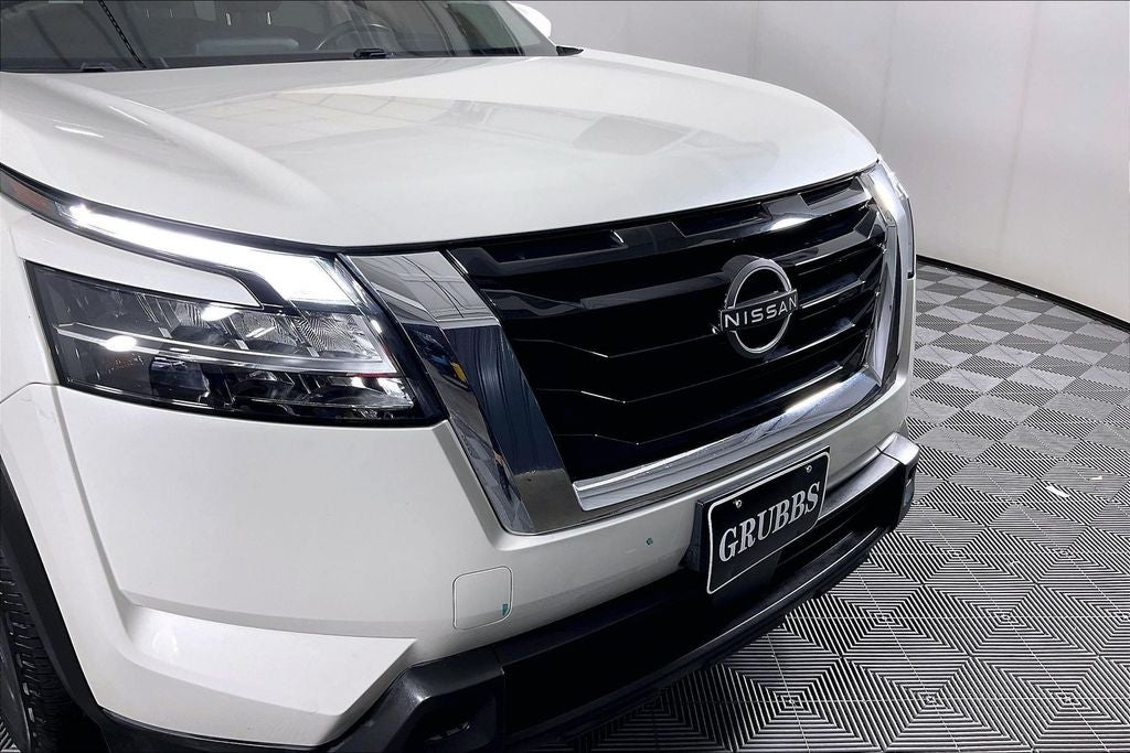 2022 Nissan Pathfinder SV