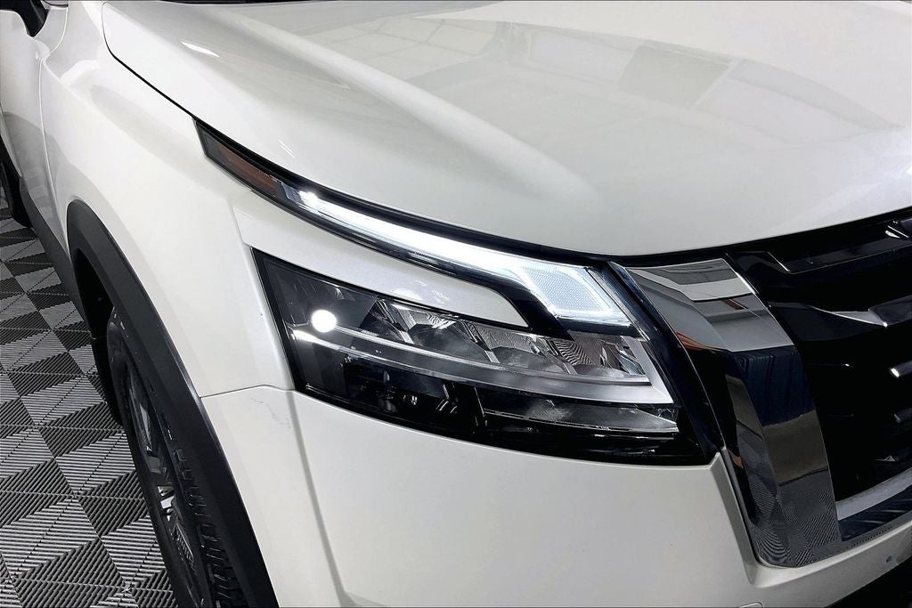 2022 Nissan Pathfinder SV