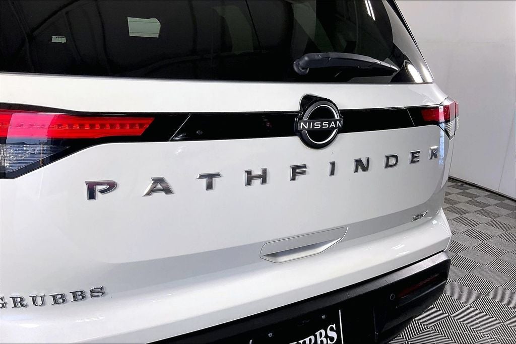 2022 Nissan Pathfinder SV
