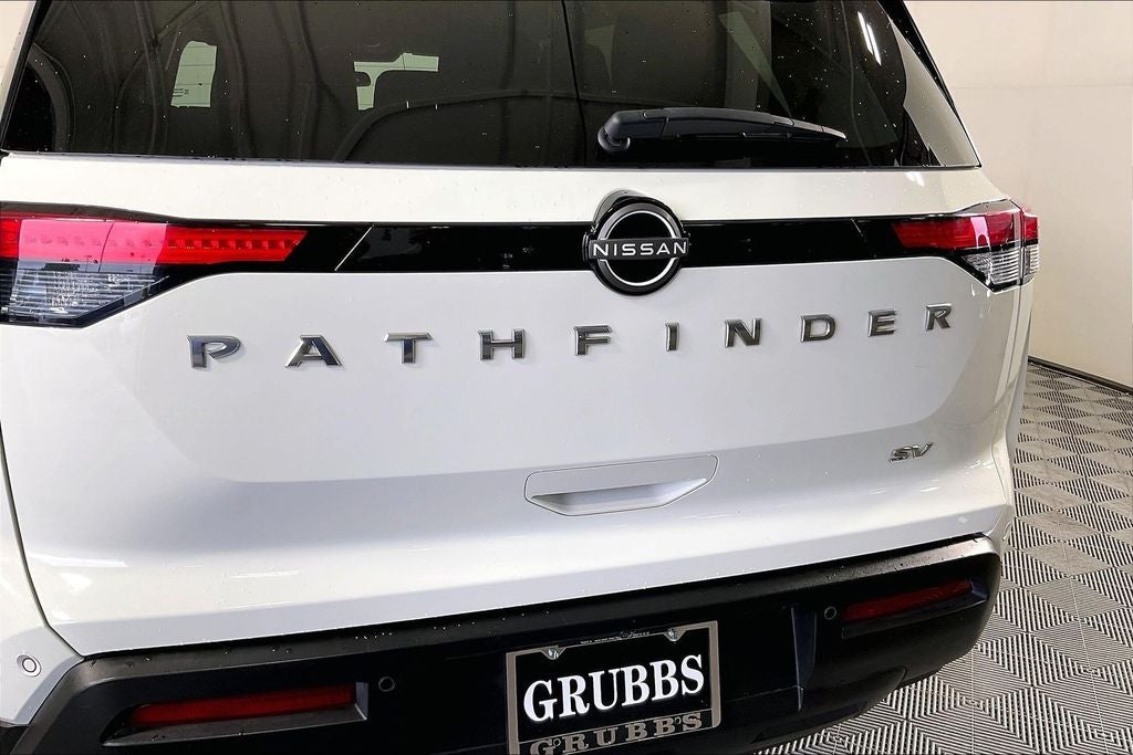 2022 Nissan Pathfinder SV