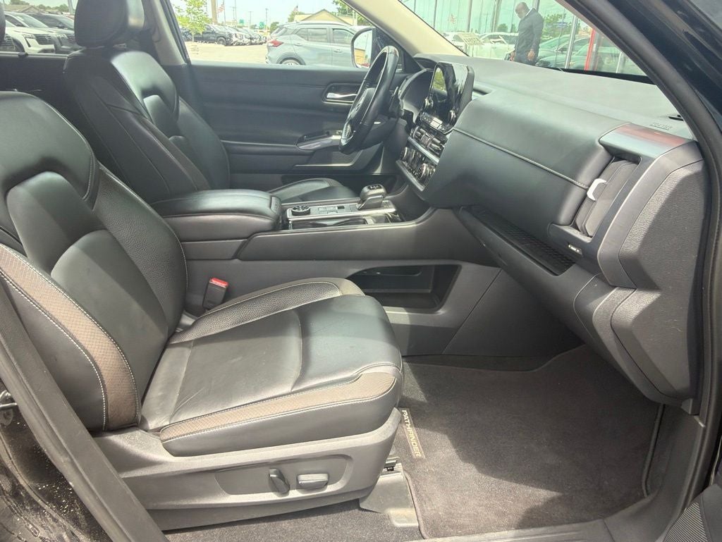 2022 Nissan Pathfinder SL