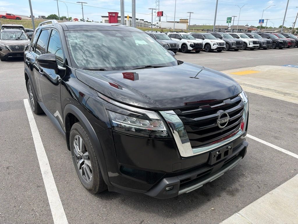 2022 Nissan Pathfinder SL