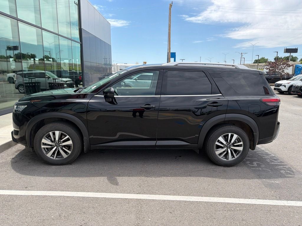 2022 Nissan Pathfinder SL