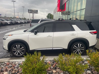 2023 Nissan Pathfinder Platinum