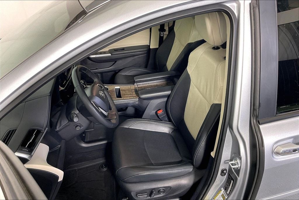 2025 Toyota Sienna Platinum 7 Passenger